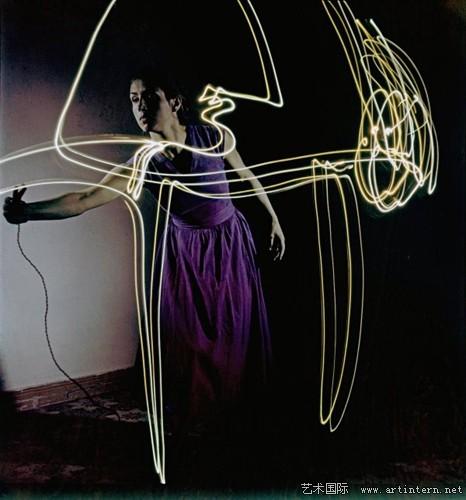 Françoise Gilot是毕加索的情人兼艺术灵感，她正在画画。