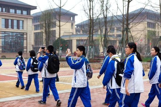 去看看新校区 棠湖中学举行初2014级春季拉练活动