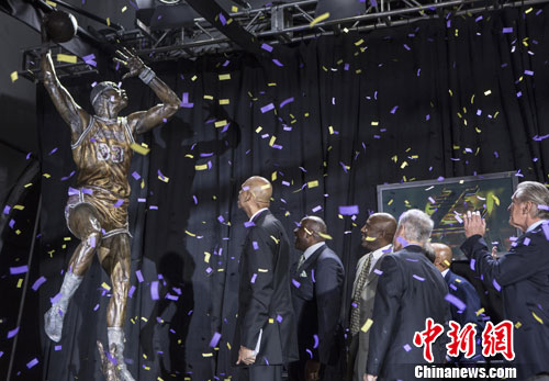 11月17日，“天勾”贾巴尔的铜像揭幕仪式在湖人主场斯台普斯中心门口举行。中新社发 林戈 摄