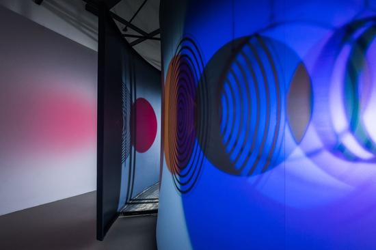 奥拉维尔•埃利亚松,<< 反转的全景房 >> 装置,作品位置: 6.3,北栅丝场6号展馆