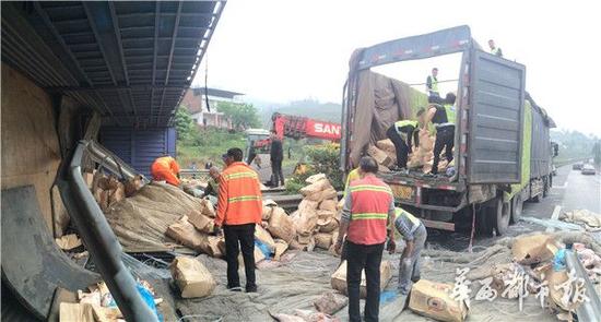 苹果翻车事件 xTAl-fxrcizs7078380.jpg