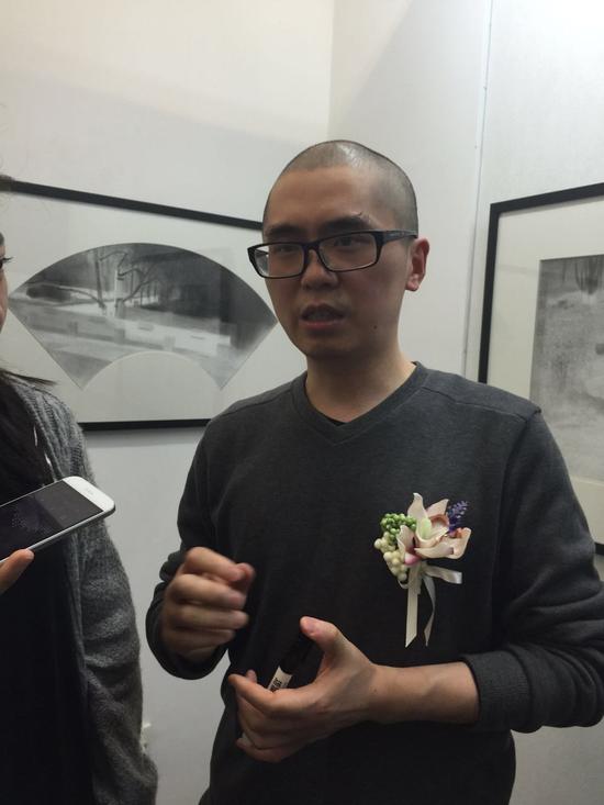 艺术家李建勋接受媒体采访