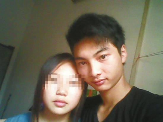 葛栋梁和妻子罗燕结婚前的合照