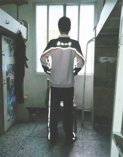 乐山一中新校服带反光标志 学生:为了防早恋