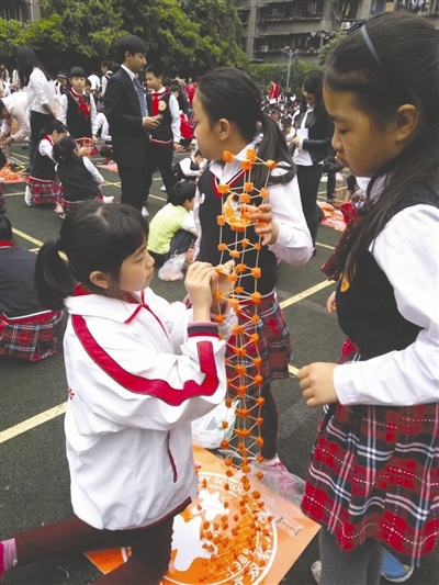 学生们用萝卜牙签搭“高塔”