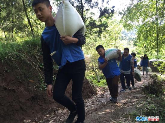 南充退伍老兵家里房屋被烧住山洞 志愿者帮助度难关