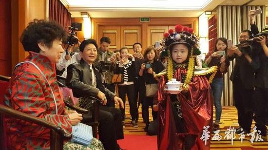 刘德华添小师弟 川剧变脸大师彭登怀再收新徒