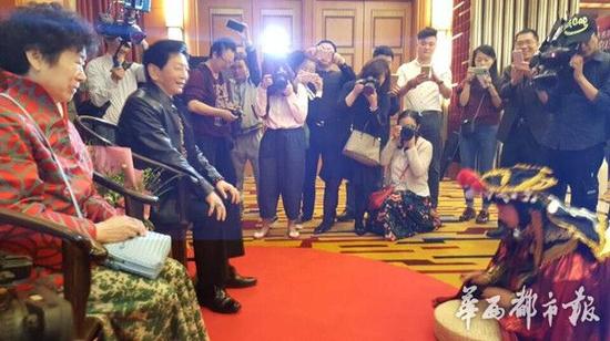 刘德华添小师弟 川剧变脸大师彭登怀再收新徒