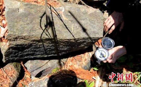 专家们实地调查时,指南针、罗盘靠近玄武质火山岩体时,其指向会明显偏离磁北方向。刘忠俊摄