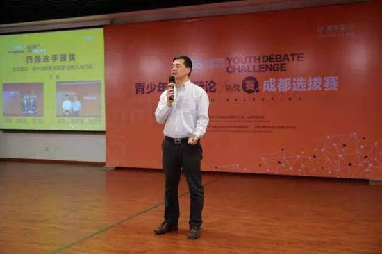 电子书替代纸质书?听成都顶尖学校的学生如何