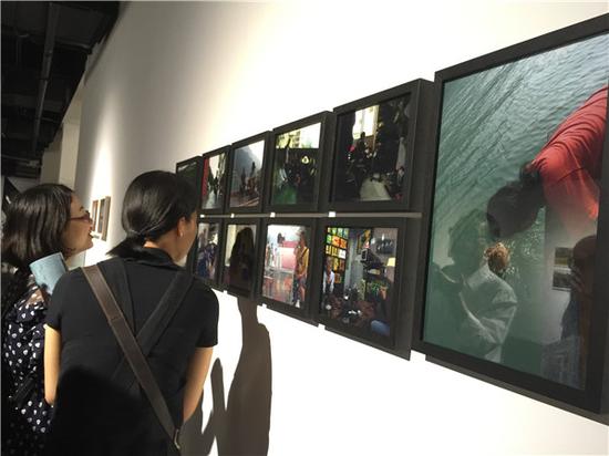 观众在观看《一罐子故事》