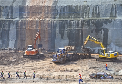 成都地铁建设分公司在博览城综合交通枢纽举行防汛应急救援演练。
