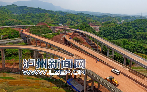 建设中的宜叙高速公路双桥枢纽互通。记者 牟科 摄