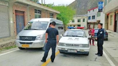 泸 定当地管制小组劝返牛背山游客。