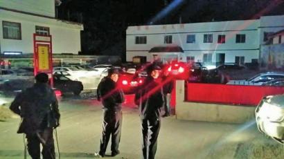 泸定当地拦下涌向牛背山的滚滚自驾车流。