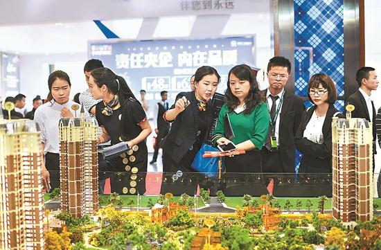 4月28日,2016成都春季房地产交易会在成都开幕。本报记者 田为 摄