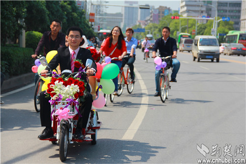 武汉举行公共自行车婚礼 引市民驻足关注