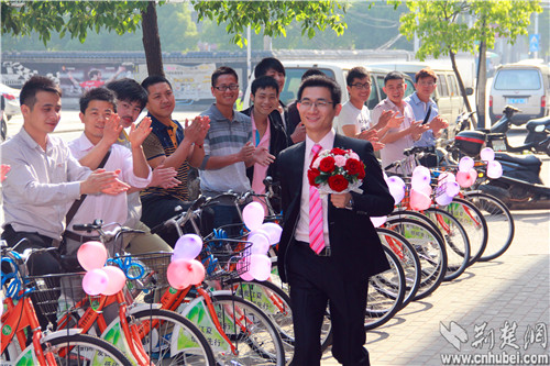 武汉举行公共自行车婚礼 引市民驻足关注