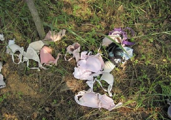 男子抢走女孩鞋子 变态男一恶心举动吓蒙对方