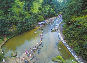 游客在石板河避暑 (威远旅游局供图)