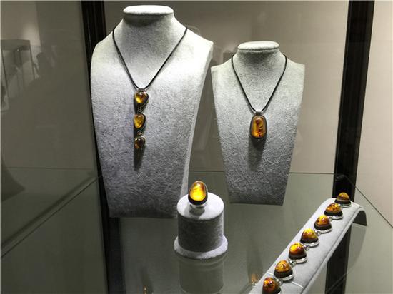 《琥珀里的海浪声：波兰琥珀珠宝展》展览作品