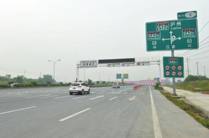 成自泸高速成都入口指示牌不太明显,容易进入左侧通往华阳的成仁快速通道。