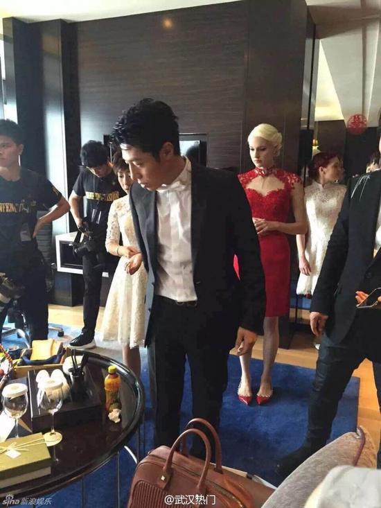 撒贝宁武汉办婚礼 现场与新娘热吻(图)