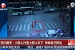 监拍男童人行道上遭汽车碾压 几分钟后自行爬出