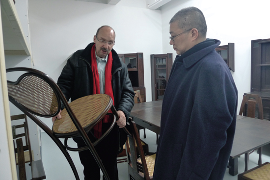 收藏家布诺汉先生向中国美术学院院长许江先生展示藏品（柏林）