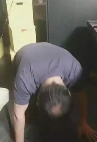方励下跪瞬间。