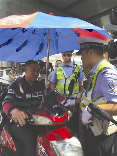 交警整治现场