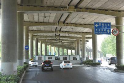 火车南站西路只能绕行。