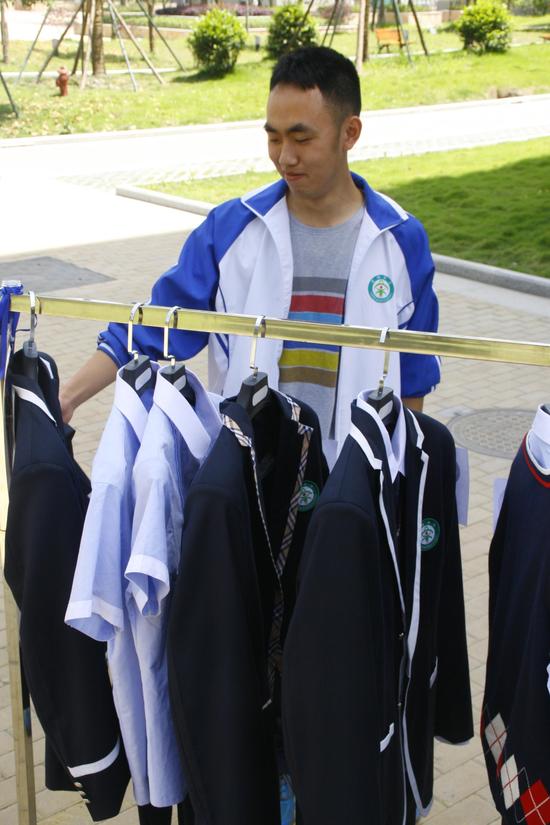 校服也能"海选"棠湖中学新校服学生自己定