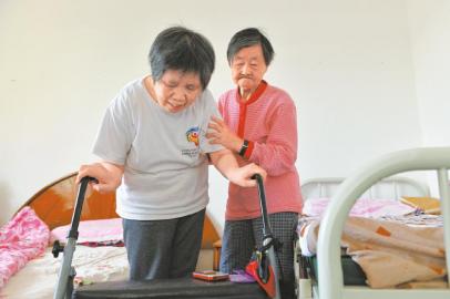 朱鸣鸑老人搀着媳妇做训练。