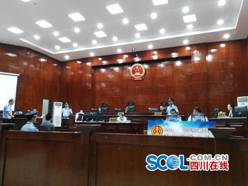 西昌男子因拆迁补偿款杀父害母 着便装受审当