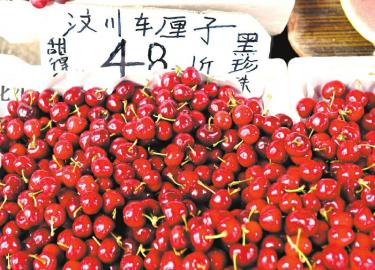 市场上的车厘子标价相差悬殊。