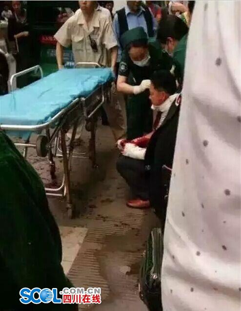 医生在现场为男子包扎