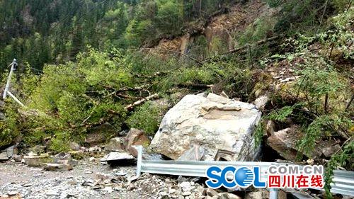 阿两路壤塘段发生山体滑坡