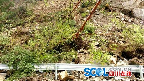 阿两路壤塘段发生山体滑坡