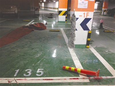 135号停车位旁的承重柱被削掉近10cm