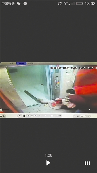视频中,陌生男子强行拖拽雯雯