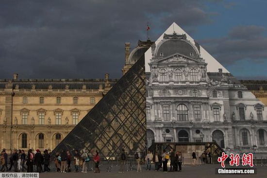 艺术家贴贴纸玩错觉 “变没”卢浮宫玻璃金字塔