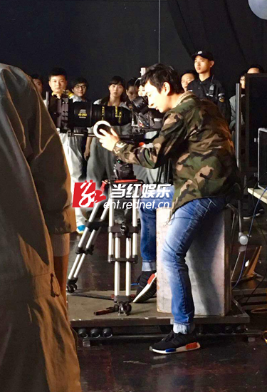 王思聪操刀真人秀，把玩起摄像机。