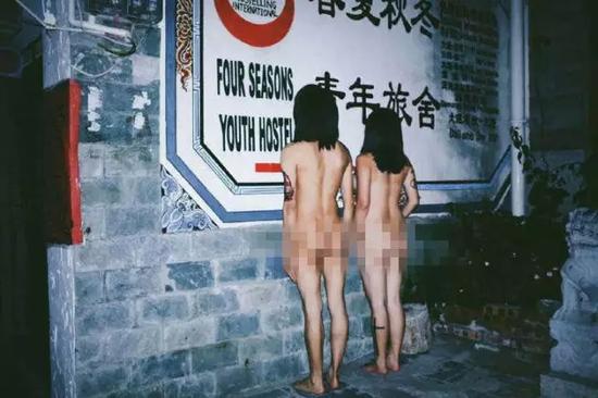 情侣大理街头拍出位照“行为艺术”引网友热议
