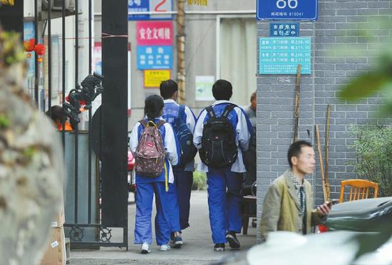 5月27日,成都某中学外的小区门口,刚刚放学的学生进入小区。