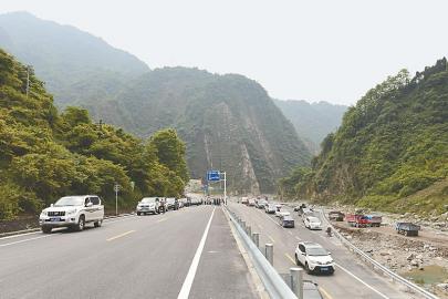 5月31日,汽车行驶在绵茂公路天池乡路段。当日,绵竹市境内的绵茂公路汉旺至清平段全线实现应急通车。 本报特约通讯员 王平 摄(视觉四川)