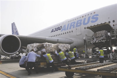 A380的机身非常高,运输行李进货舱需要升降机。