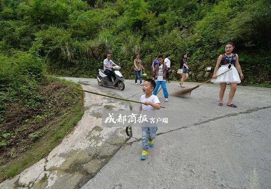 男女老少出动捕蛇