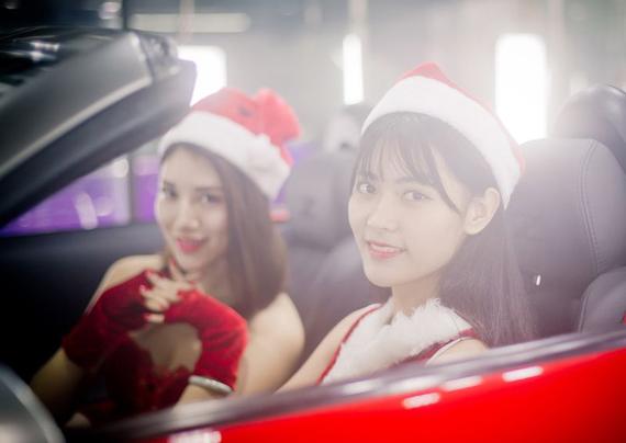 保时捷双生姐妹花最美圣诞香车美女秀_成都汽