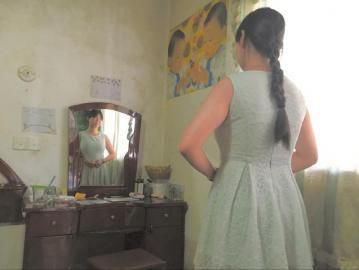 5日,李佳站在镜子前,穿上最爱的裙子,可是裙子有点紧,不好看了。